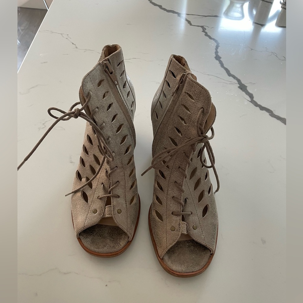 Paul Green candles with ties & zipper & peep toe. In good condition.